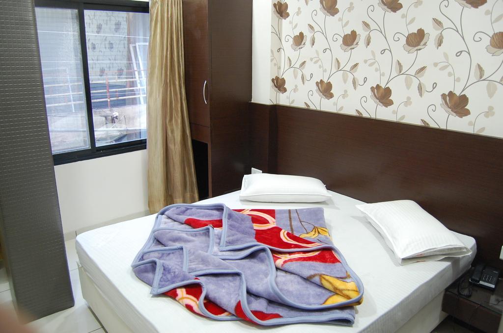 Hotel Poonam Palace Ujjain Δωμάτιο φωτογραφία